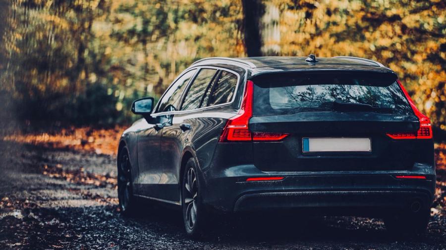 Bilen er parkeret i siden af en landevej.