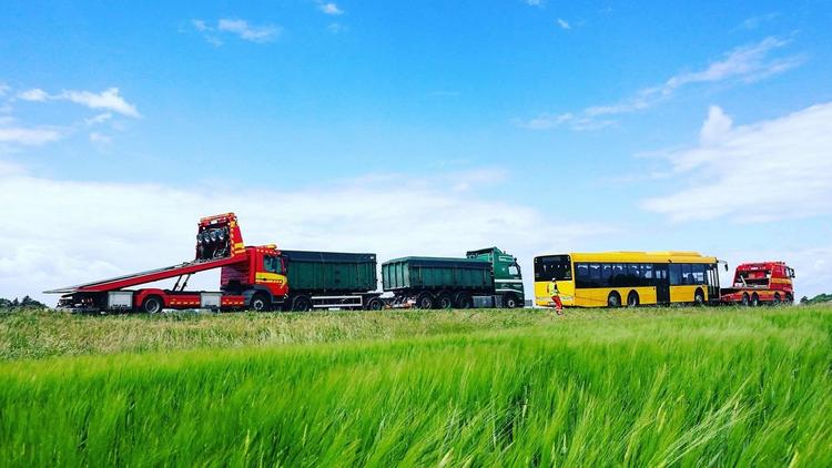 Berging av tungtransport og persontransport.