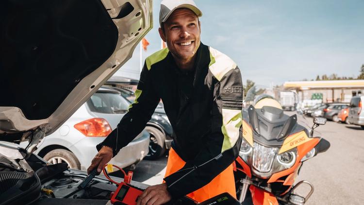 Viking bilberger fikser motorstopp langs veien.