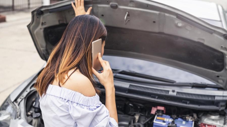 Dame ringer etter veihjelp fordi bilen har drivstoffrelaterte problemer.