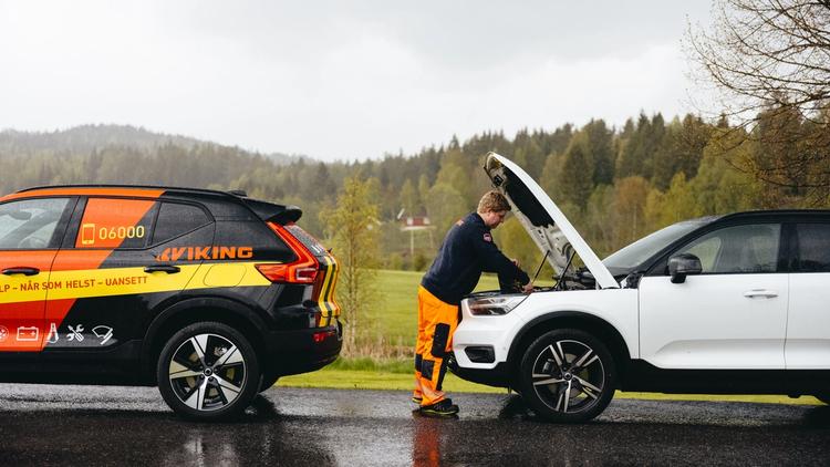 Viking bilberger som fikser en bil som har stoppet langs veien på grunn av med motorfeil.