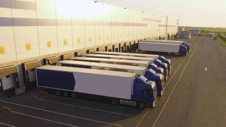 Långskott av lastbilar.