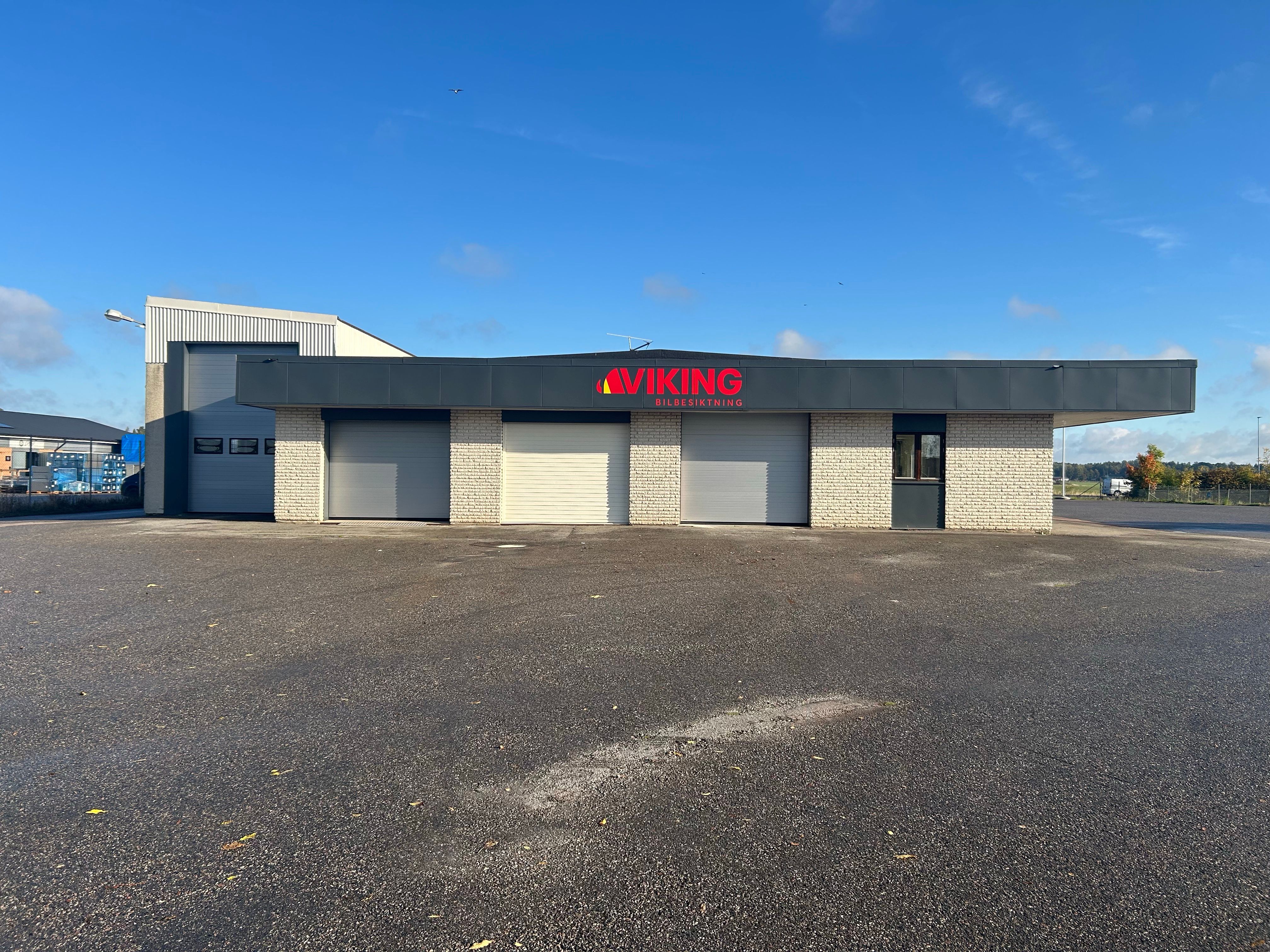 Viking Bilbesiktning – en fordonsbesiktningsstation med tre stängda garageportar.