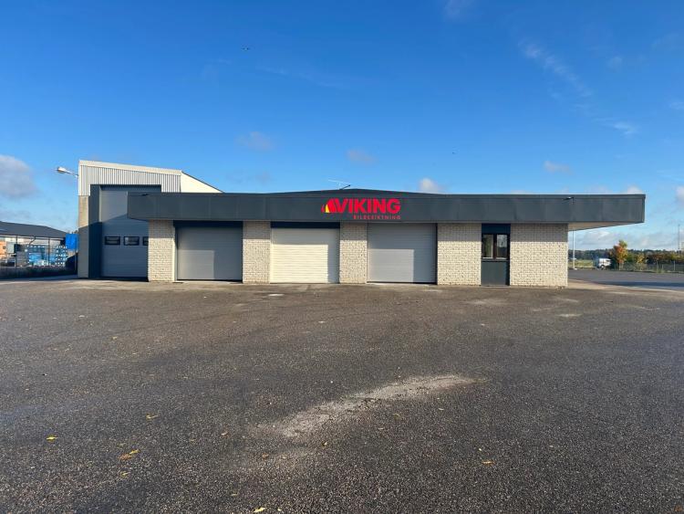 Viking Bilbesiktning – en fordonsbesiktningsstation med tre stängda garageportar.