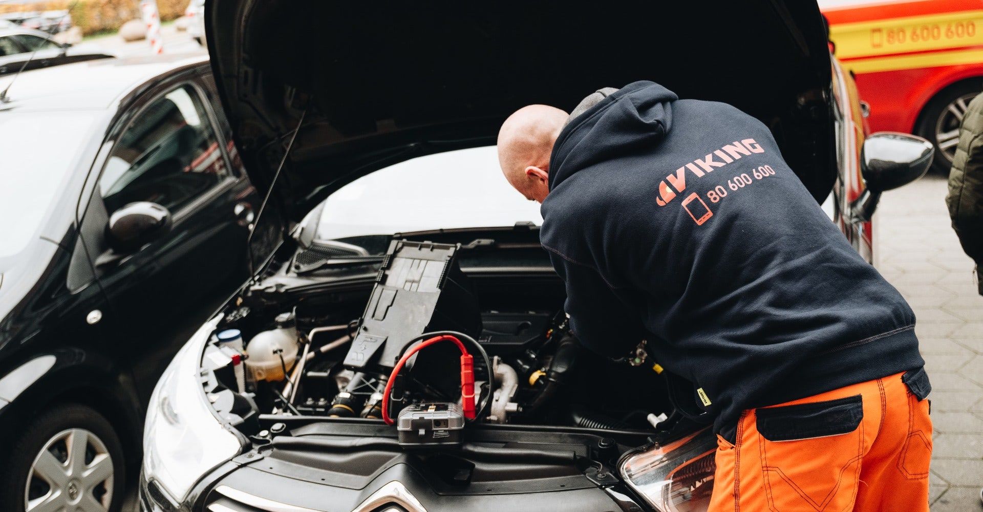 Viking bilberger fikser motorstoppet på stedet.