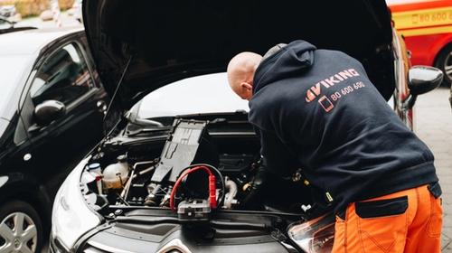 Viking bilberger fikser motorstoppet på stedet.