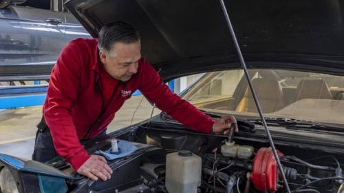 Takstmann som forhåndsvurderer leasingbil.