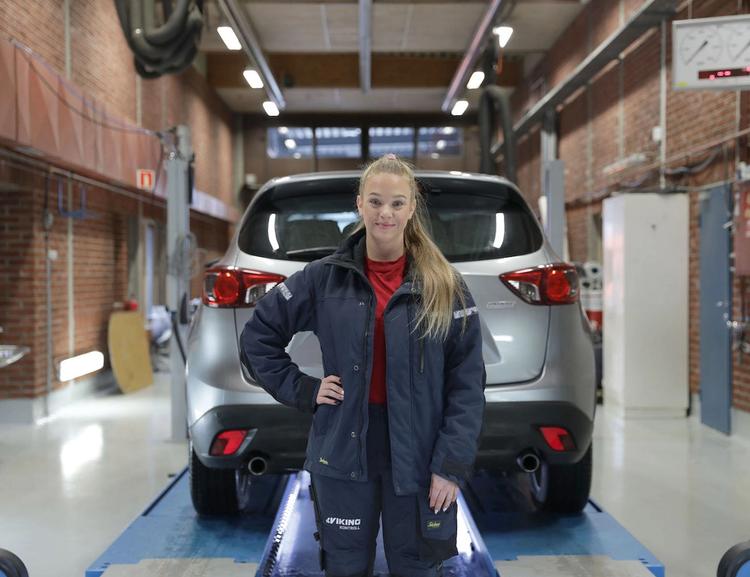 VikingKontroll takstmann som utfører EU-kontroll på en personbil.