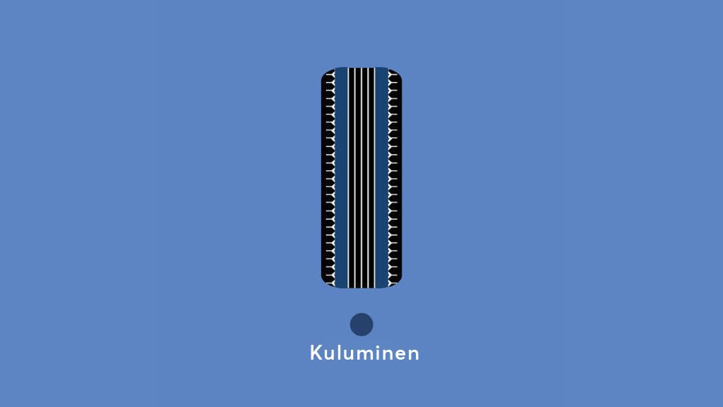 Sinisellä taustalla näkyy pystysuora musta rengas, jonka reunat ovat kuluneet matalan rengaspaineen vuoksi.