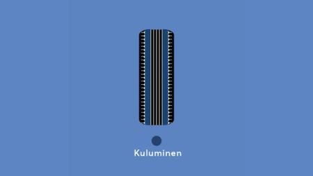 Sinisellä taustalla näkyy pystysuora musta rengas, jonka reunat ovat kuluneet matalan rengaspaineen vuoksi.