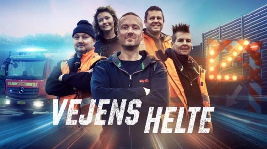 Viking Assistance, Tien Sankarit -sarjan mainoskuva, jossa tiepalvelun työntekijöitä etualalla. Taustalla hinausauto ja TMA-auto.