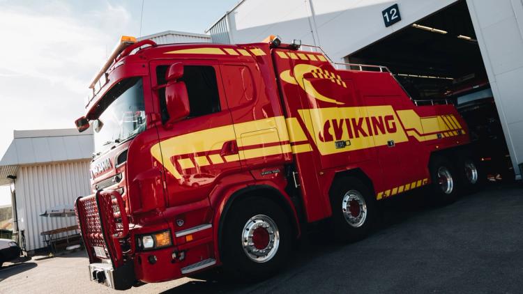 Viking Hinauksen raskaan kaluston hinausauto on pysäköity autotallin ulkopuolelle.