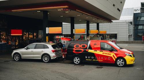 Vikingin huoltoauto tyhjentää maastoauton polttoainetankkia huoltoasemalla.