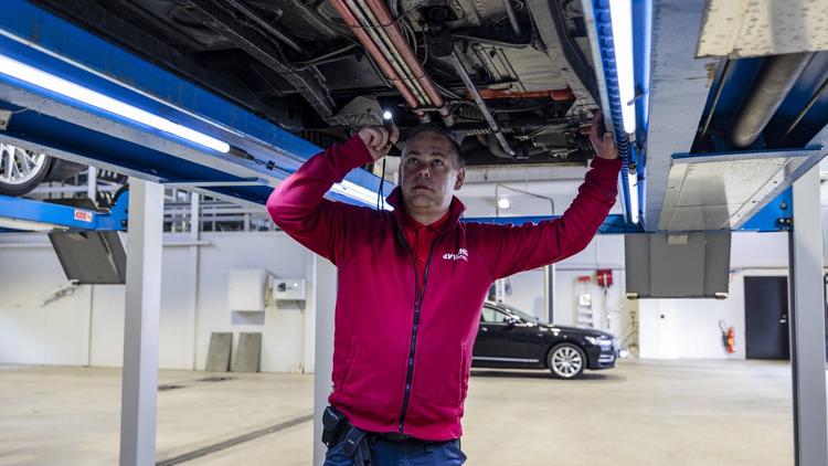Takstmann som tar kontroll av kjøretøy.