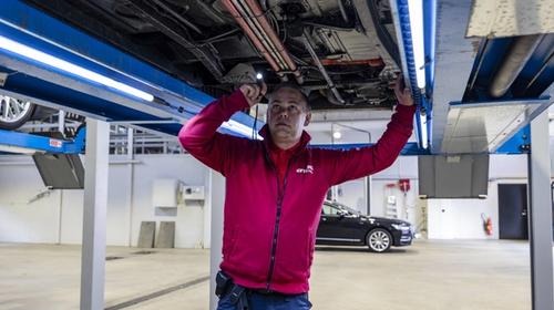 Viking takstmann takserer bedrift bil.