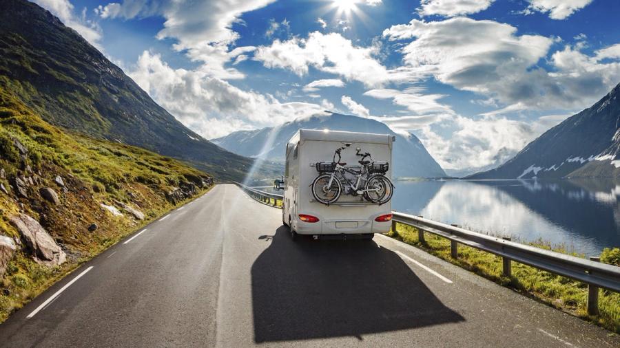 Delintegrert bobil på bilferie i Norge.