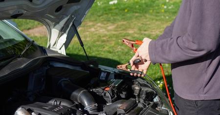 Mann setter fast startkabler på bil