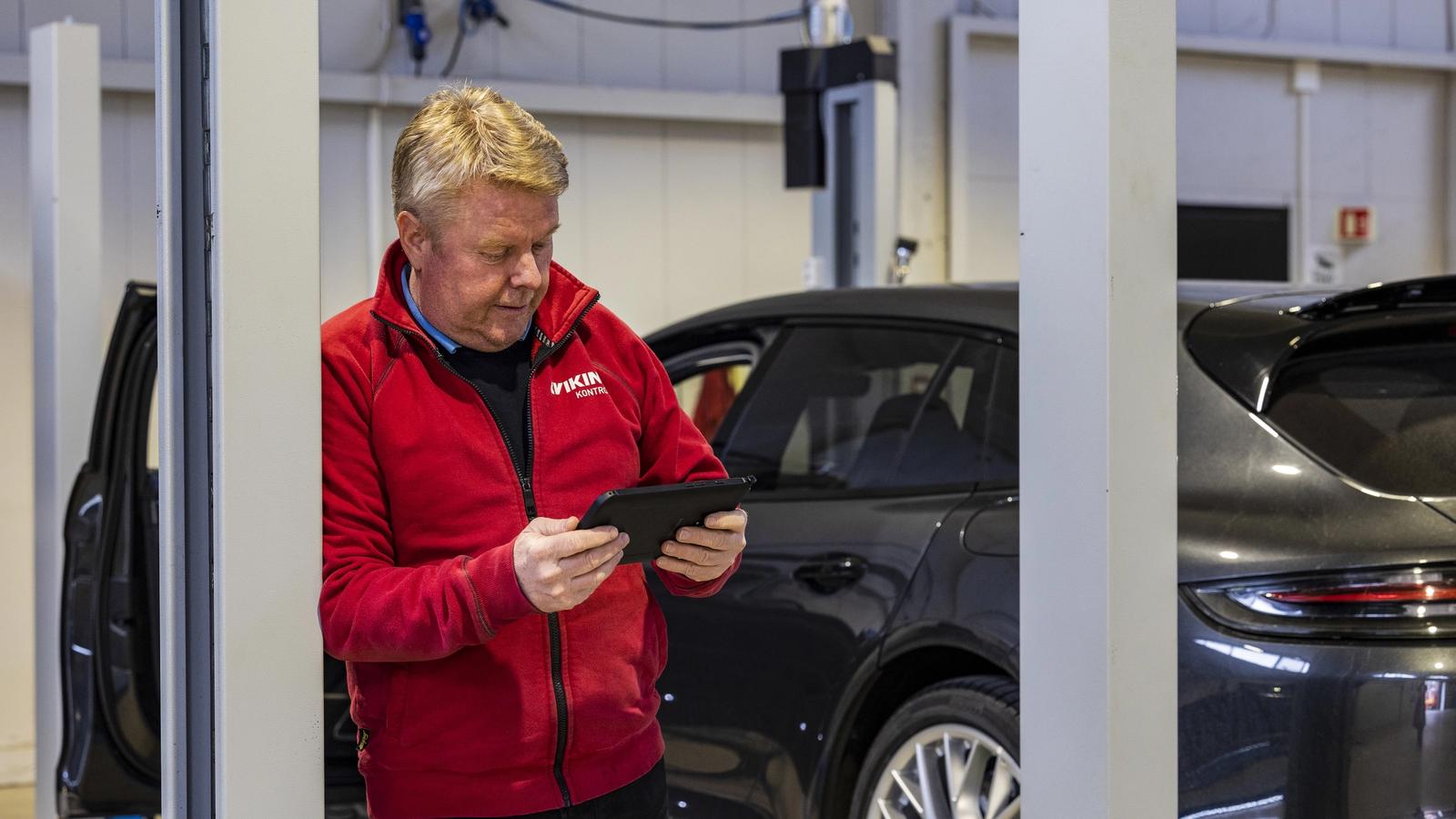 Mann utfører kontroll fra førersetet i bil.