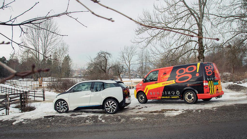 Viking hjælper en kunde i siden af vejen.