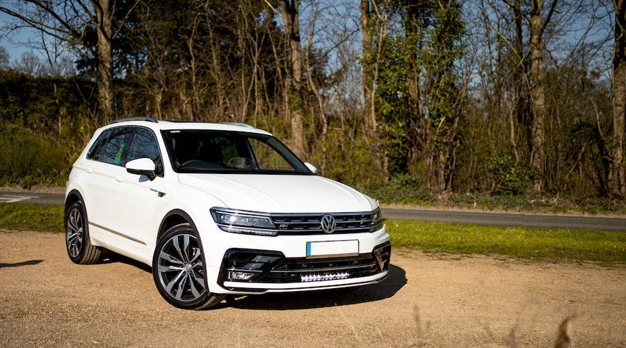 Volkswagen Golf med monterte ekstralys.