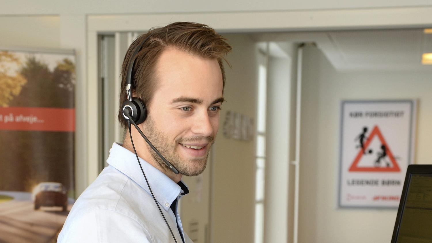 Viking kundekonsulent som hjelper en person som trenger veihjelp over telefon.