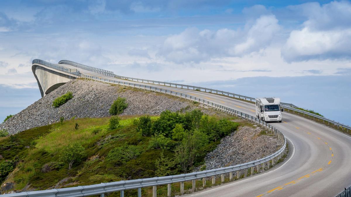 Bobil som kjører over en bro på bilferie i norge.