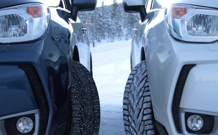 To biler med forskellige dæk.