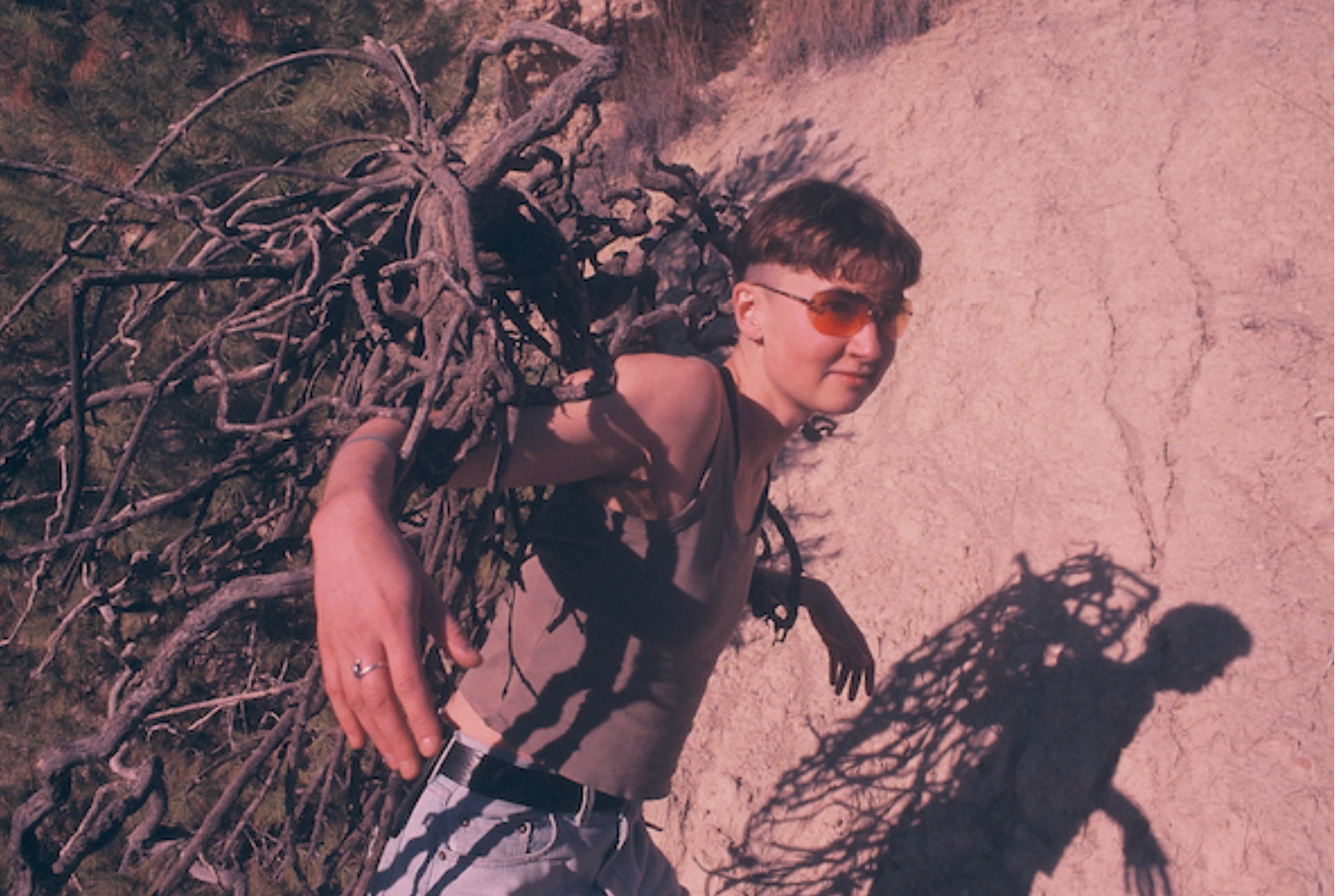 Lou Croff Blake with tree on back, photo by Teres Bartůňková