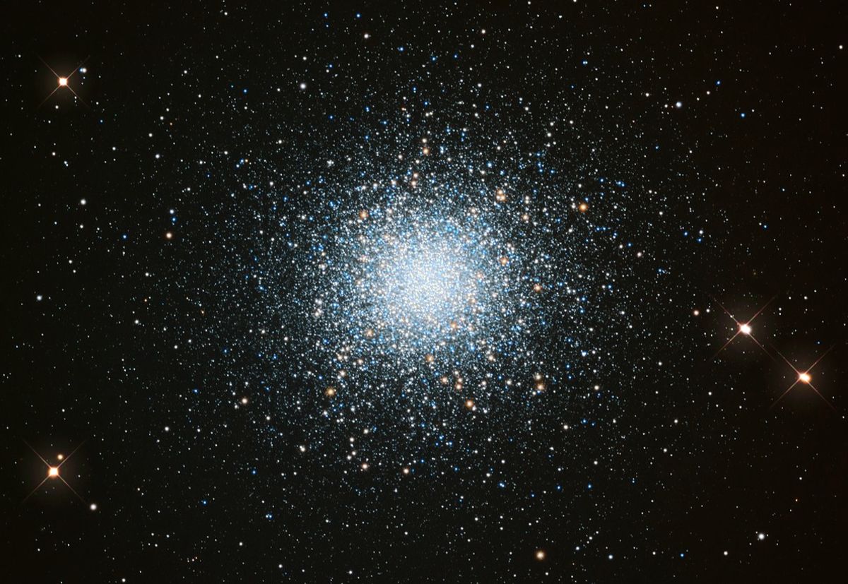 Über 100.000 Sonnen glühen in M13, einem der hellsten Sternencluster am Nachthimmel des Nordens. Hier wurde es fotografiert via Hubble-Teleskop und bearbeitet von Ilona.