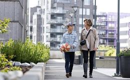 To personer går i gatene til et moderne boligselskap