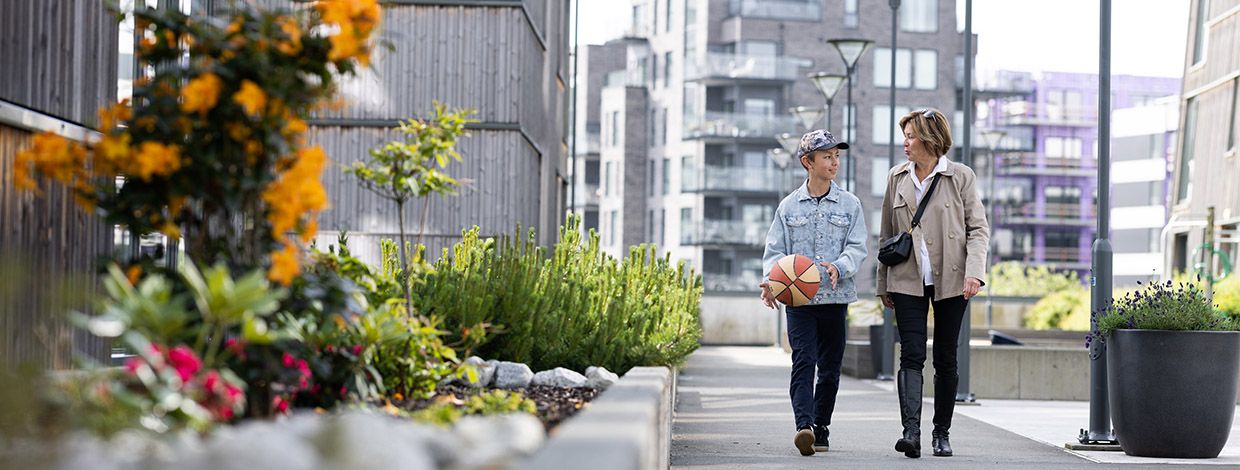 To personer går i gatene til et moderne boligselskap