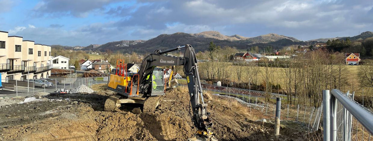 Gravemaskin på byggeplass på Hovemarka i Sandnes
