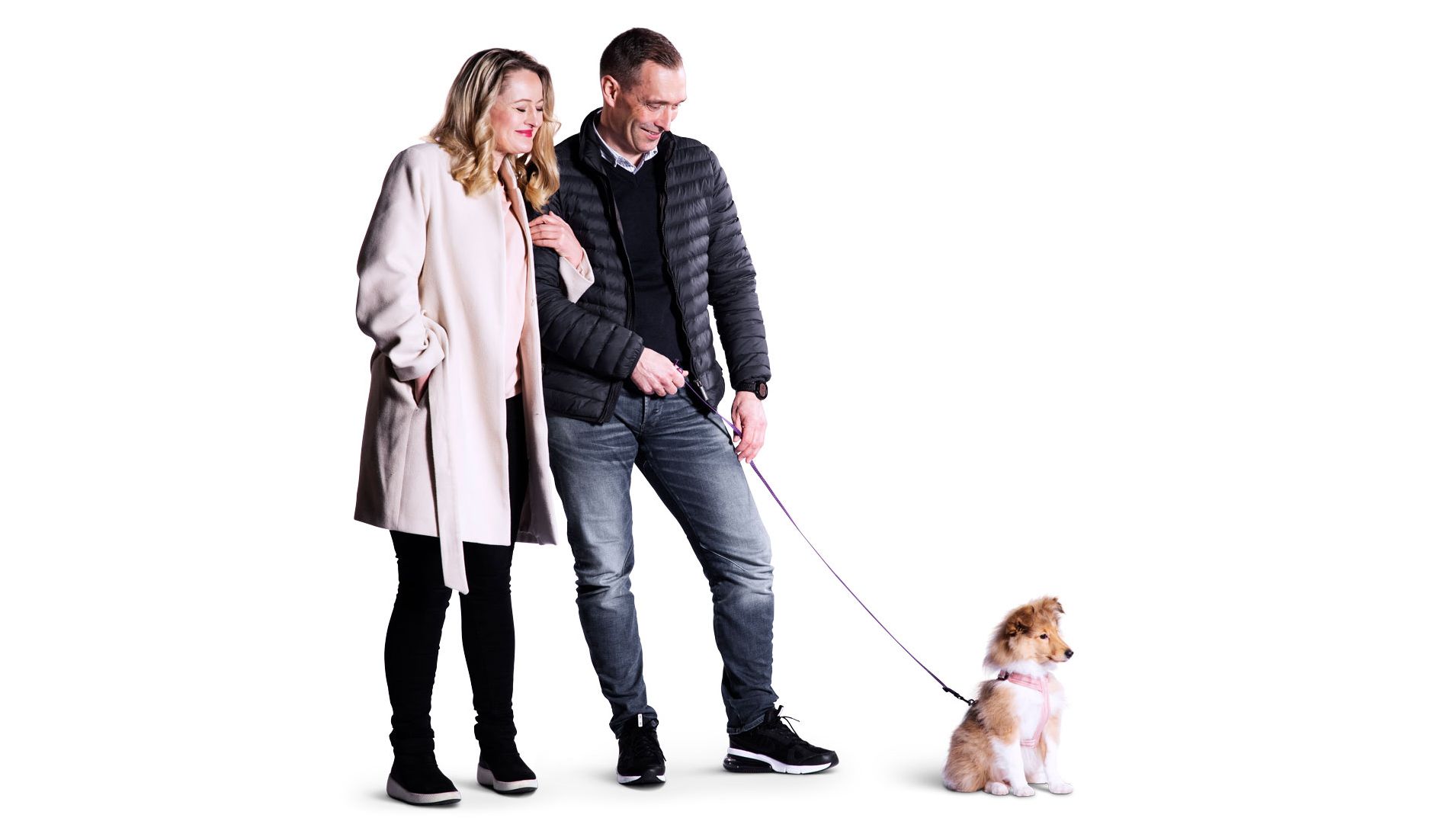 Par går tur med valp i rosa sele