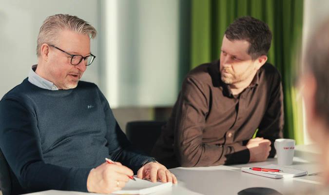 Styret diskuterer en sak under styremøte