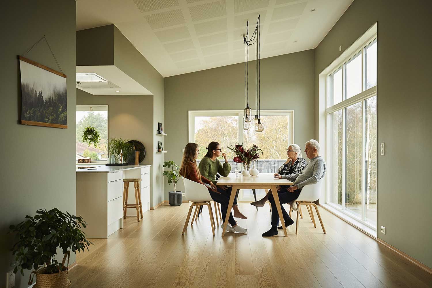 familie sitter rundt middagsbordet