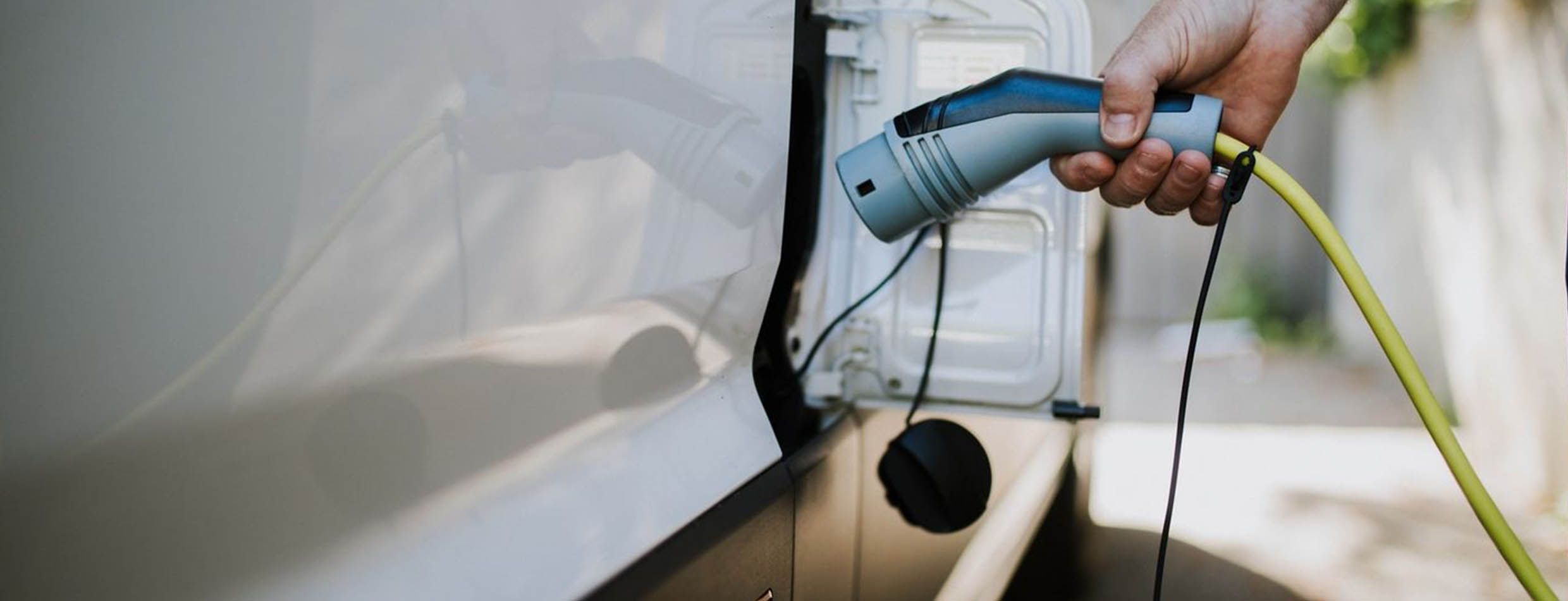 Elbillader kobles til elbil