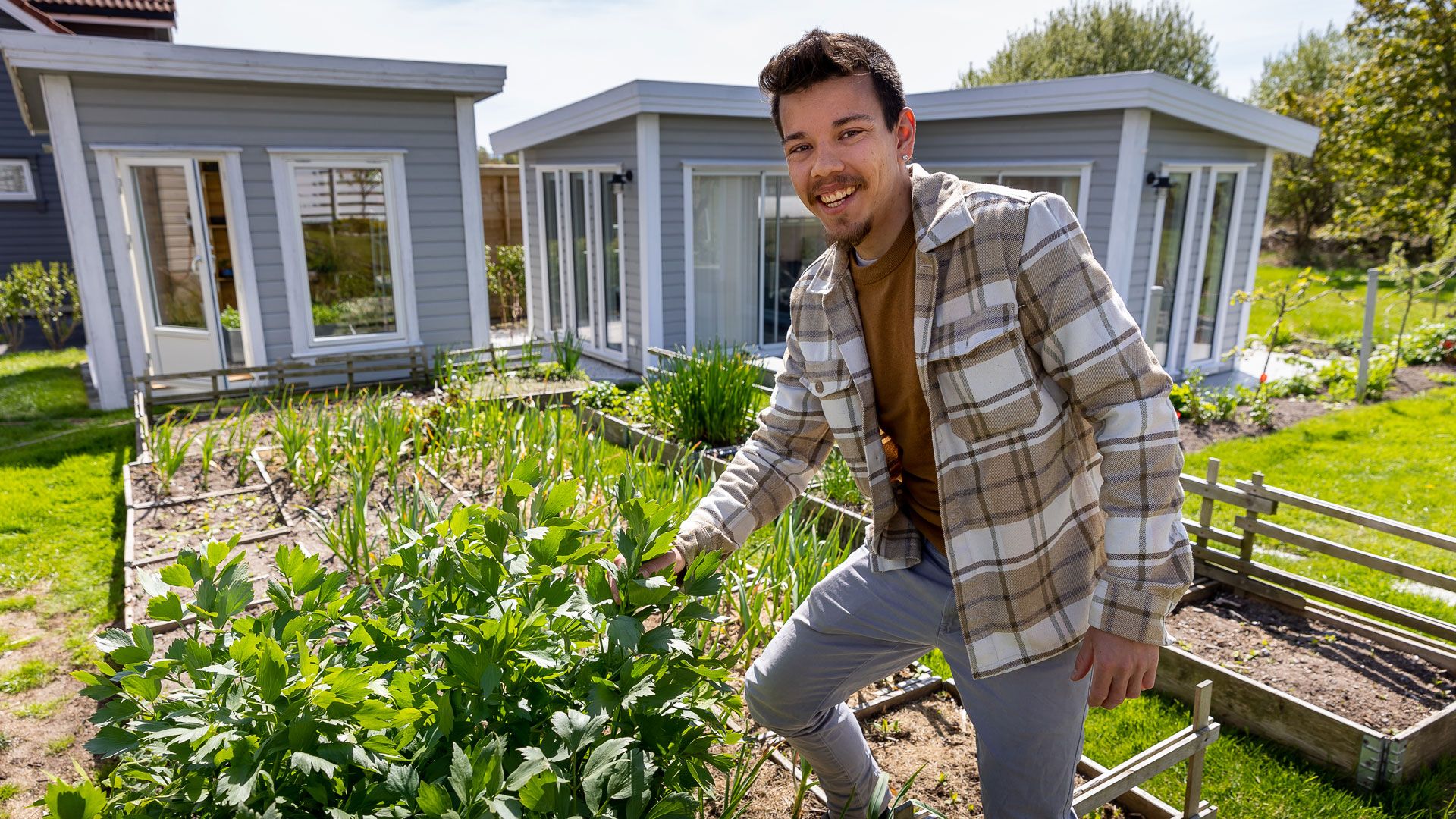 Dennis Asbjørnsen viser fram sin kjøkkenhage
