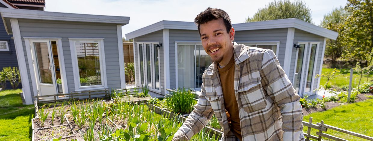 Dennis Asbjørnsen viser fram sin kjøkkenhage