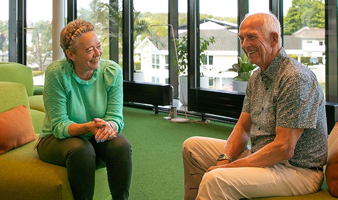 Svein Dahle slår av en prat med Inger Bergeland, sameiets rådgiver i Bate.