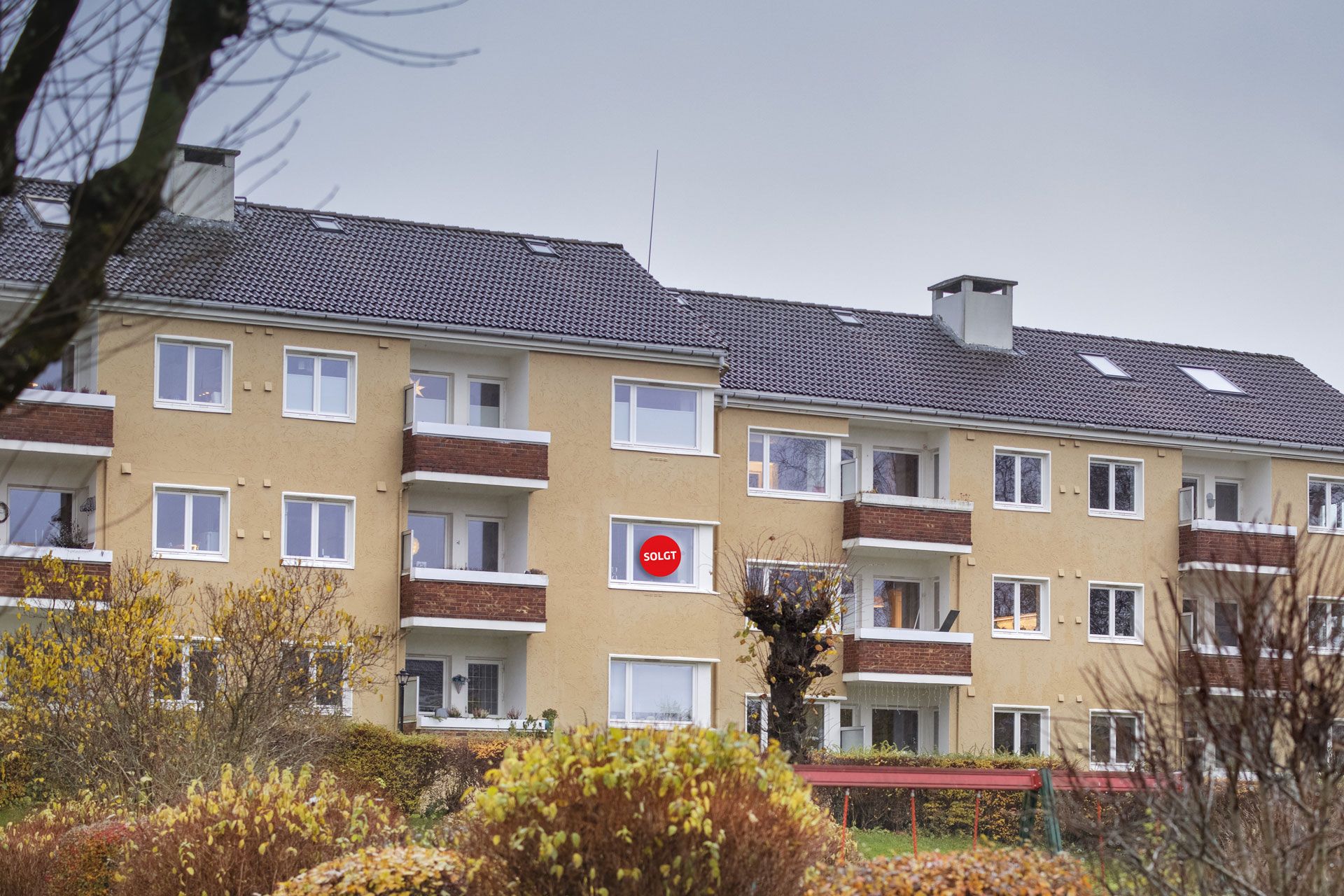 Bolig i Misjonsmarka med solgt-plakat i vinduet