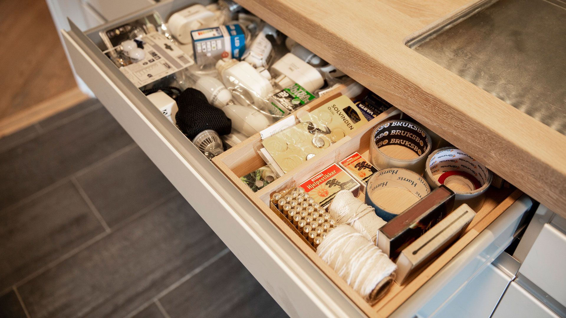 Bilde av skuff med mye innhold på grovkjøkkenet