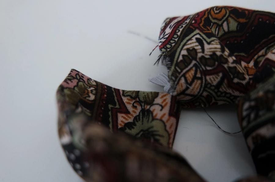 Schrunchie som blir sydd sammen i endene
