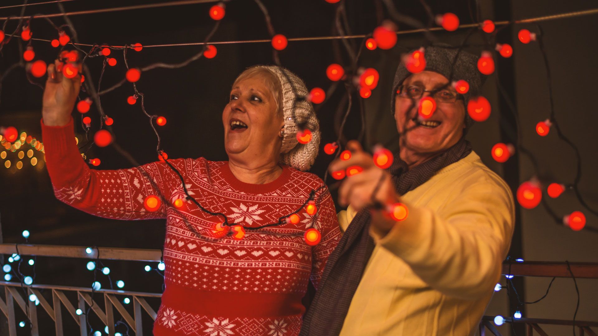 Par pynter med røde julelys