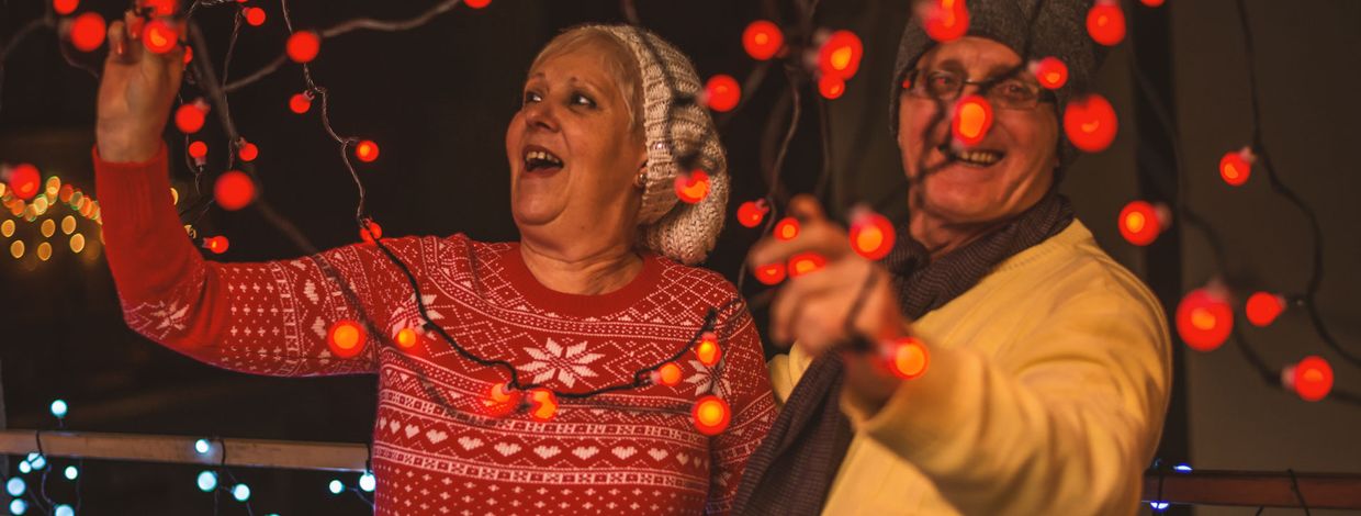 Par pynter med røde julelys