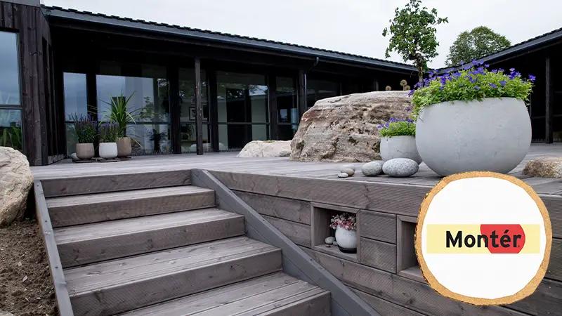 terrasse og trapp i tre med monter-logo