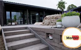 terrasse og trapp i tre med monter-logo
