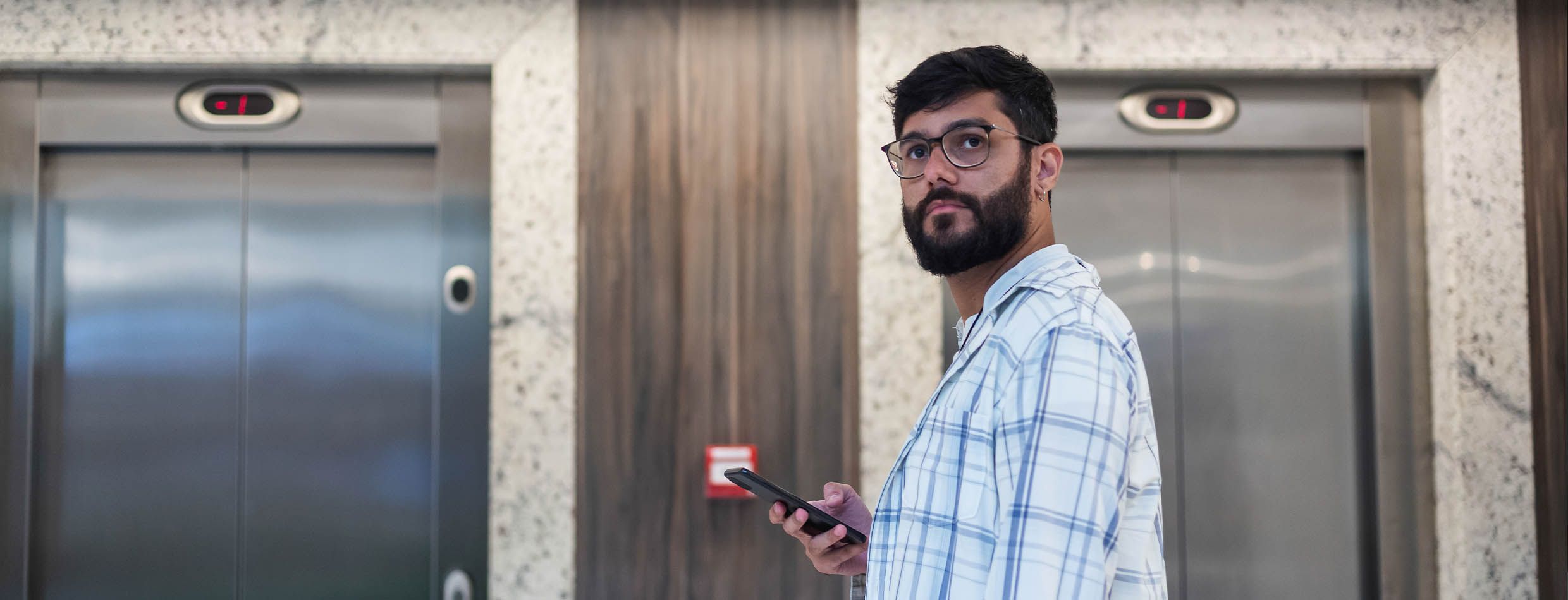 Beboer i borettslag venter på heisen