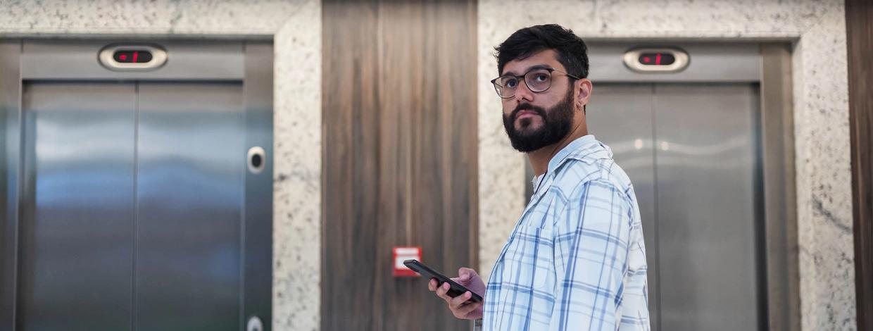 Beboer i borettslag venter på heisen