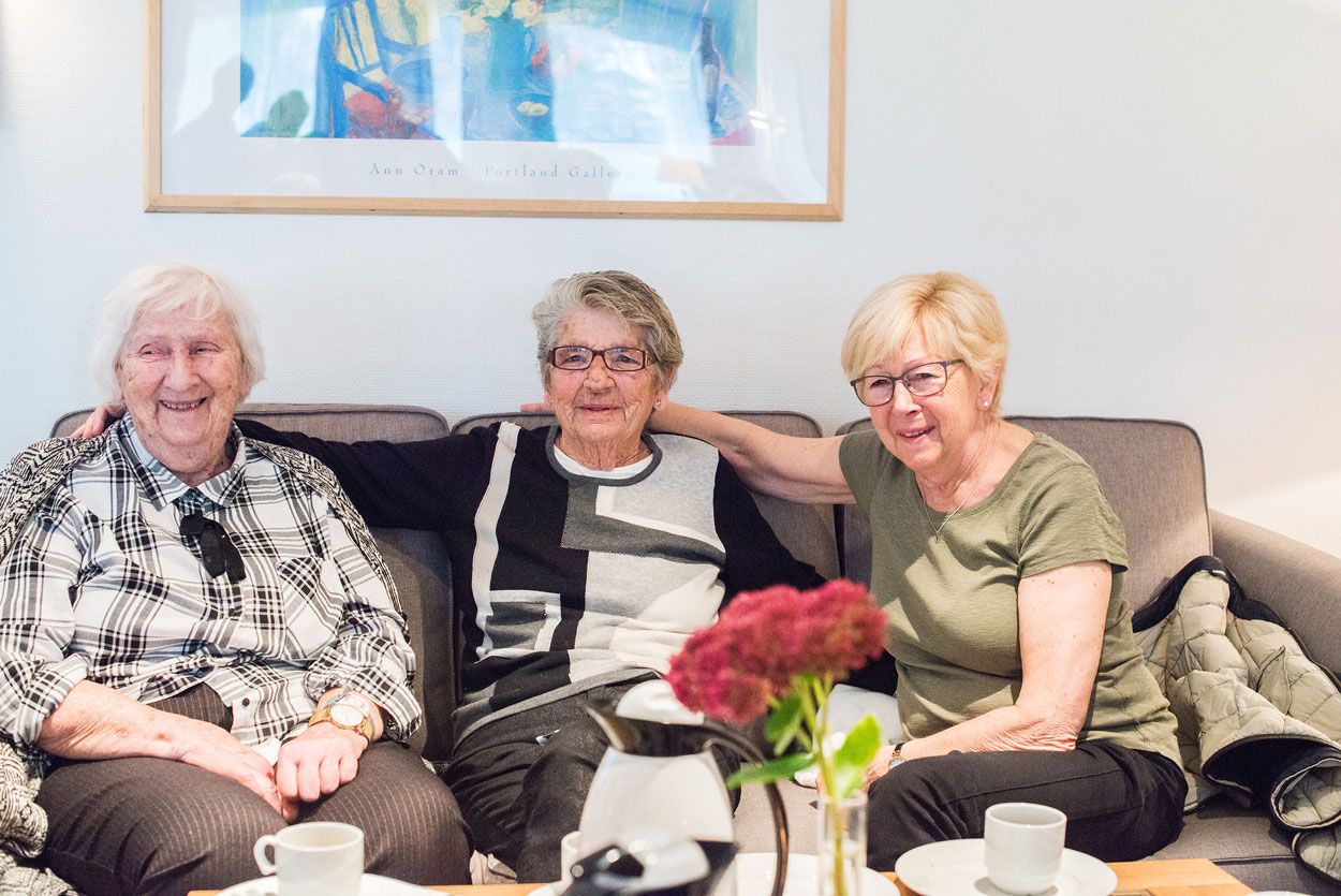 Tre damer i sofa