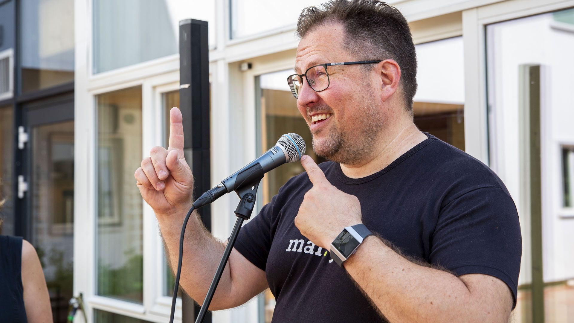 Benjamin Dahl snakker i mikrofon